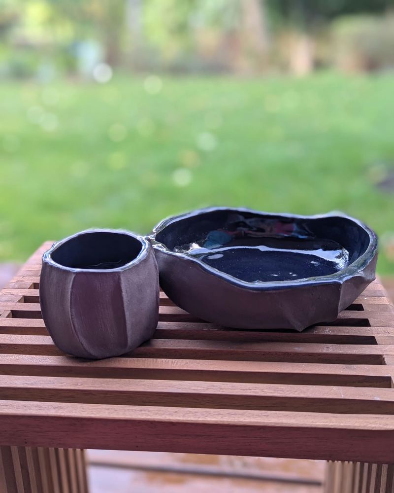 Becher und Schale aus schwarzem Ton