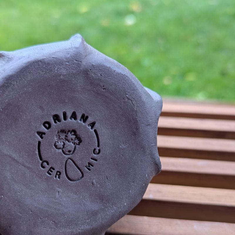 Unterseite einer Schale mit dem Stempel Adriana Ceramic
