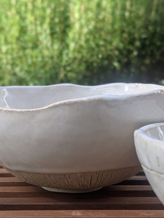 Weiß glasierte Schale mit welligem Rand