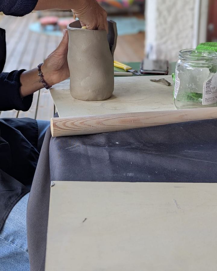 Hände formen einen hohen Becher
